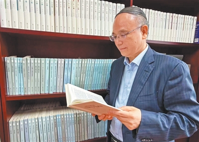 伏案沉心译经典(一辈子一件事)