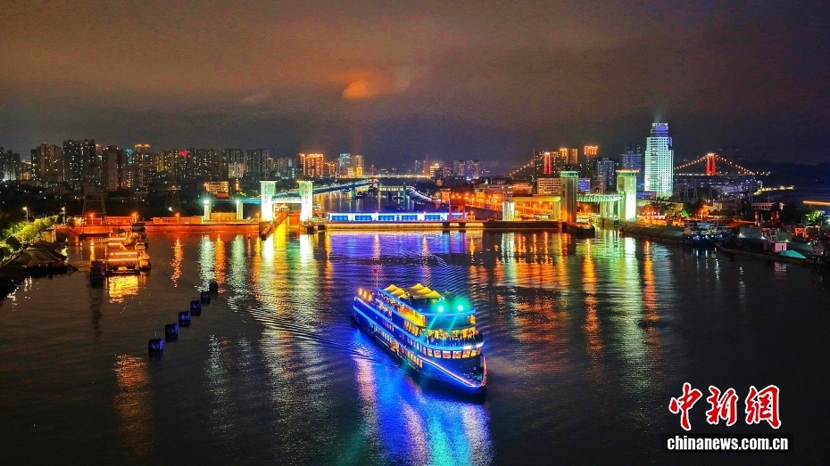 【这个城市有点潮】湖北宜昌：沿着江岸，去趟“长江星河”