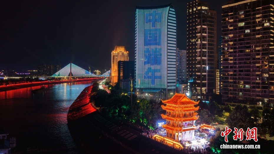 【这个城市有点潮】湖北宜昌：沿着江岸，去趟“长江星河”