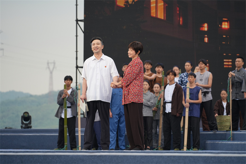 何以中国·当惊世界殊丨他没等到的高峡平湖,我们替他看见了 情景表演《百年梦圆》。主办方供图