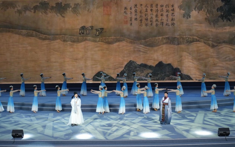 何以中国·当惊世界殊|从三样“信物”看长江新生 《轻舟已过万重山》节目“李白”遇见“屈原”,诗词在长江畔回响。主办方供图