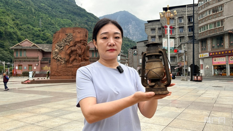 行进的旗帜丨一盏旧马灯,照过夹金山