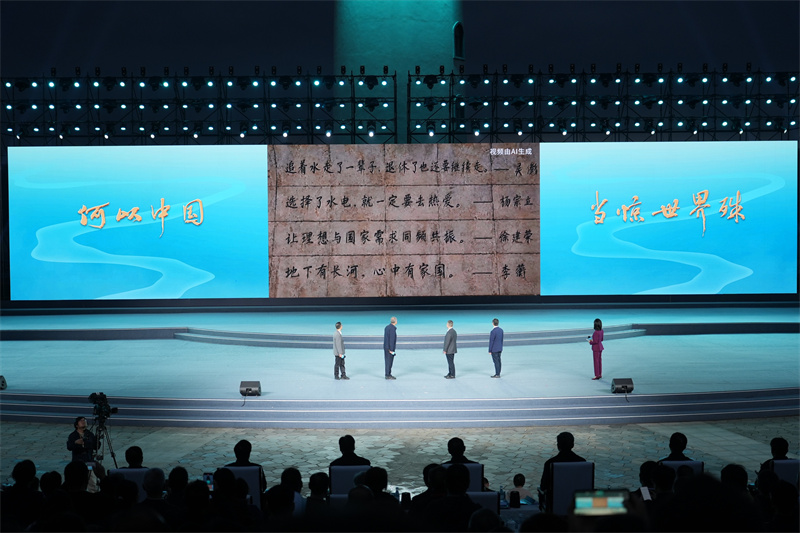 何以中国·当惊世界殊|在河道上建“楼梯”,枢纽里搭“电梯” 四位总师转身,看向大屏幕瞬间。主办方供图