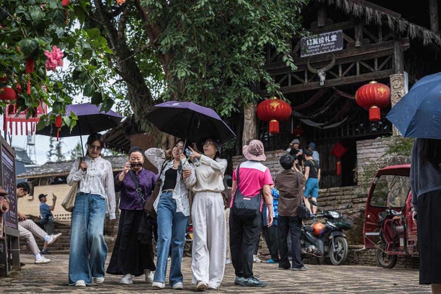 幸福村寨司莫拉 民族团结谱新歌