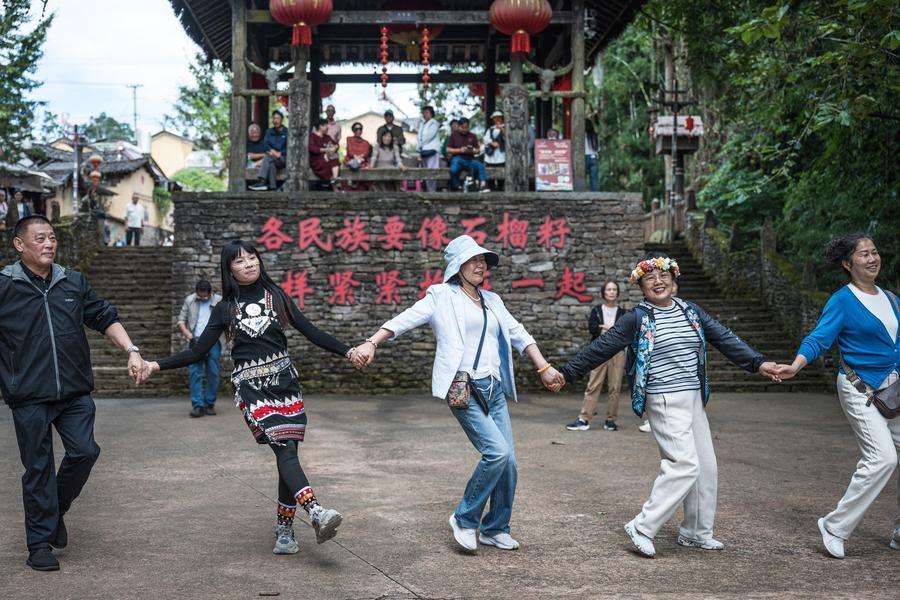 幸福村寨司莫拉 民族团结谱新歌