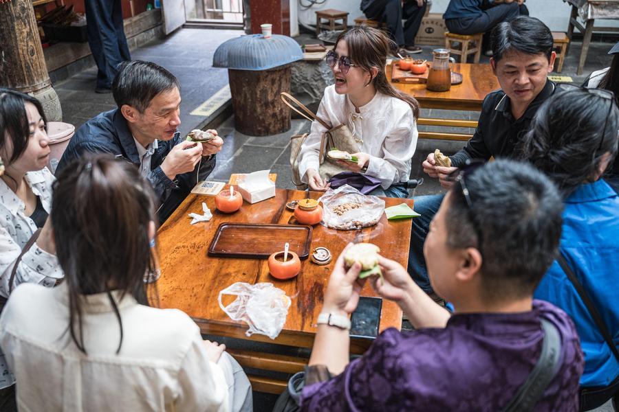 幸福村寨司莫拉 民族团结谱新歌