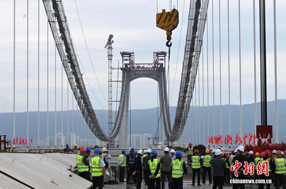 世界在建最大跨径路轨两用悬索桥实现主桥合龙 世界在建最大跨径路轨两用悬索桥实现主桥合龙