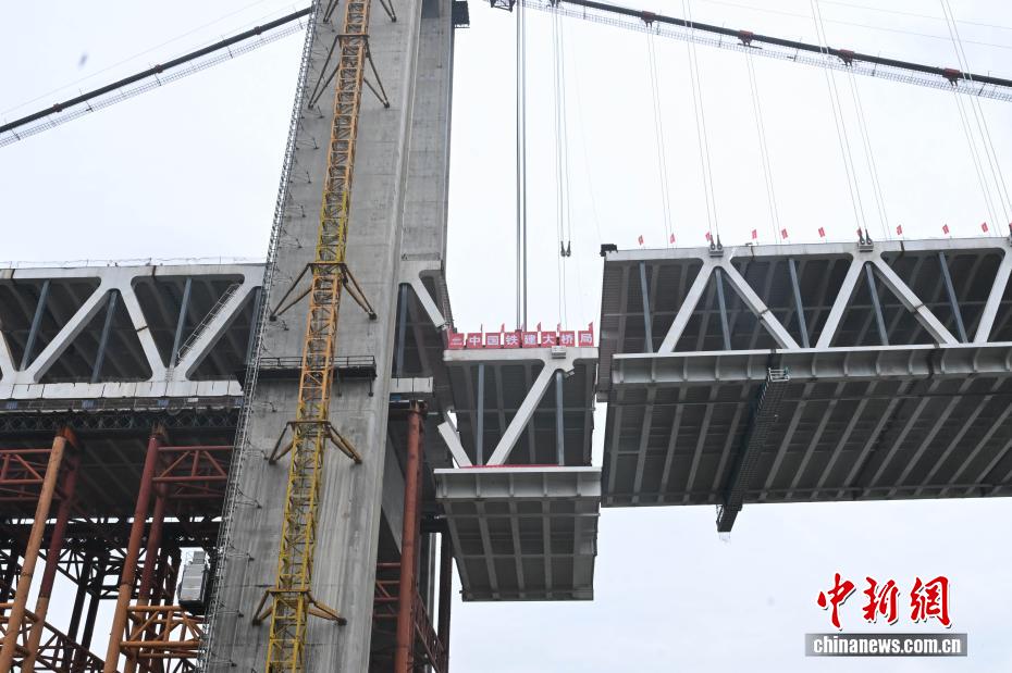 世界在建最大跨径路轨两用悬索桥实现主桥合龙 世界在建最大跨径路轨两用悬索桥实现主桥合龙