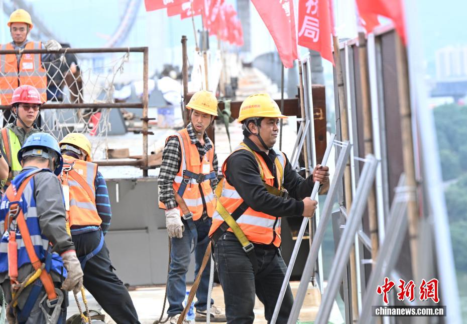世界在建最大跨径路轨两用悬索桥实现主桥合龙 世界在建最大跨径路轨两用悬索桥实现主桥合龙