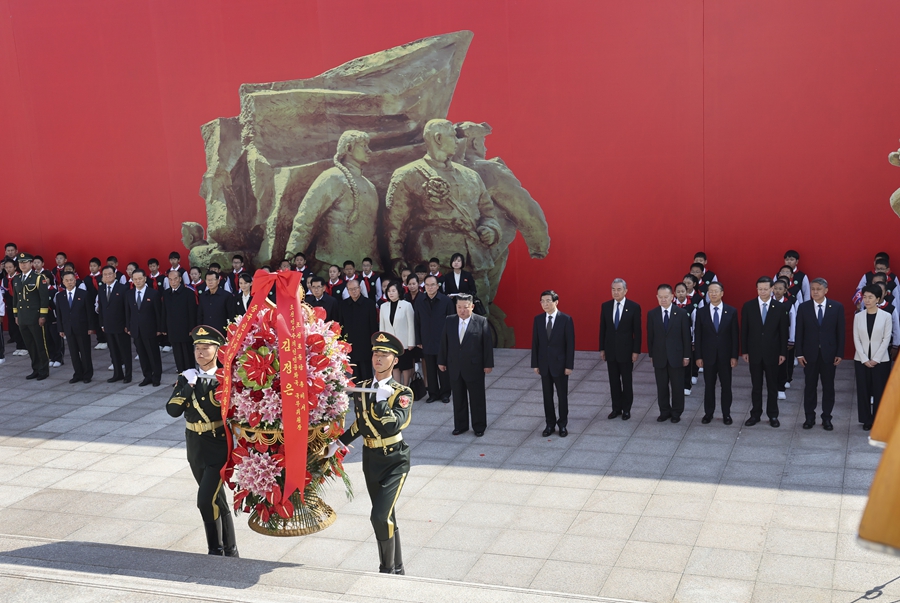 王沪宁陪同朝鲜最高领导人金正恩访问丹东