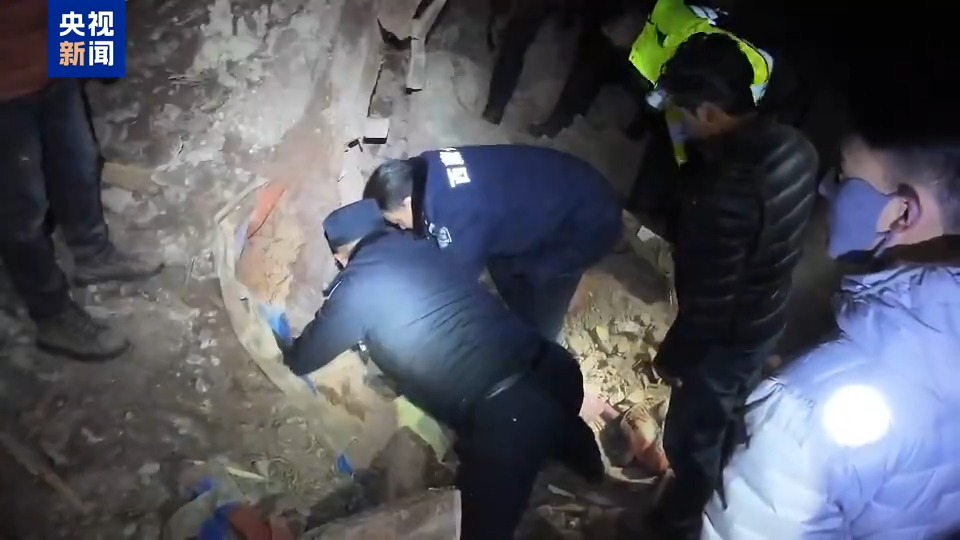 “心里只有一个念头,就是赶紧把受困群众救出来!”