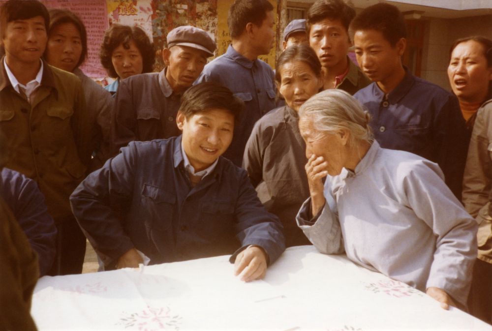 天天学习|总书记为何讲“四知拒金”的故事? 1983年,时任河北正定县委书记的习近平临时在大街上摆桌子听取老百姓意见。