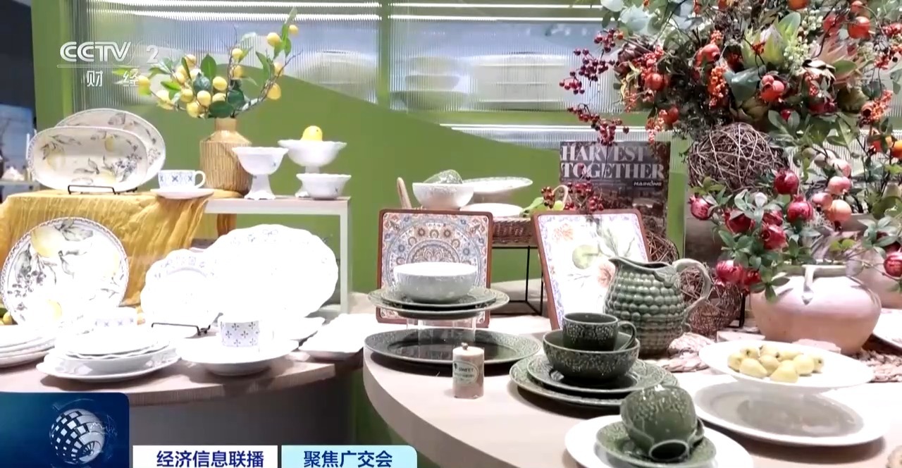 展台围满海外客商 广交会这些新品火出圈→