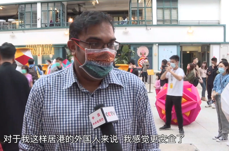 记者Vlog丨香港中环“醒狮”纸艺点亮街头
