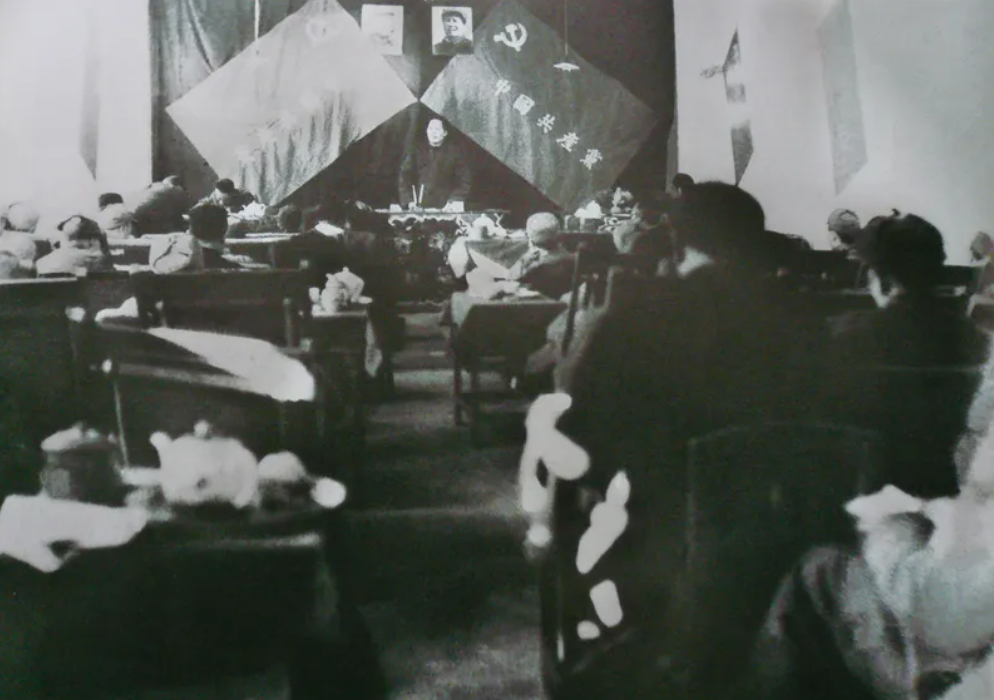 1949年3月5日至13日,党的七届二中全会在河北省平山县西柏坡召开