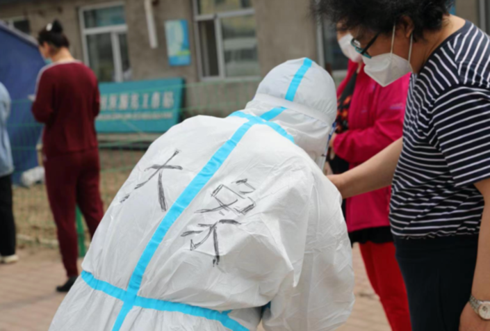 “大象”→“大白”！冬奥冠军变身家乡防疫志愿者