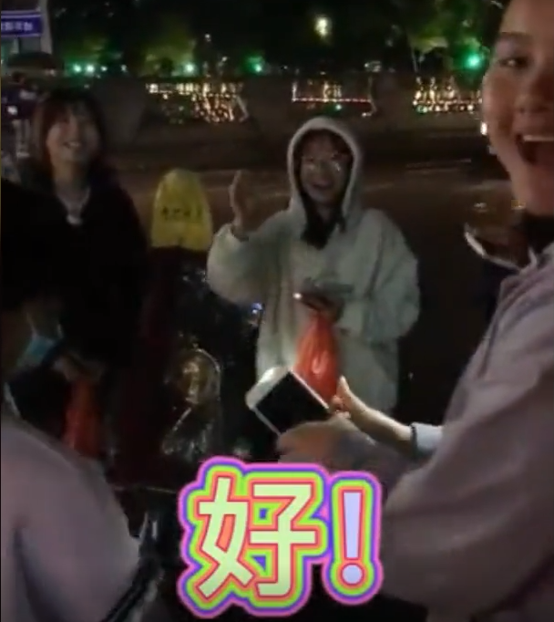 十个女生雨夜抢买雷公菌，我们要一个个点名！