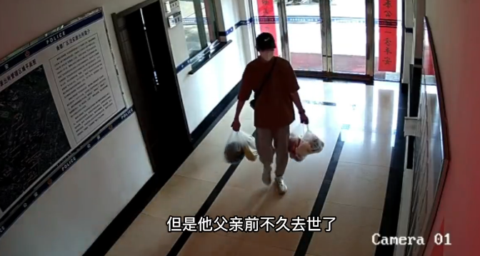 监控画面里，这个很简单的举动，很多人看哭了……