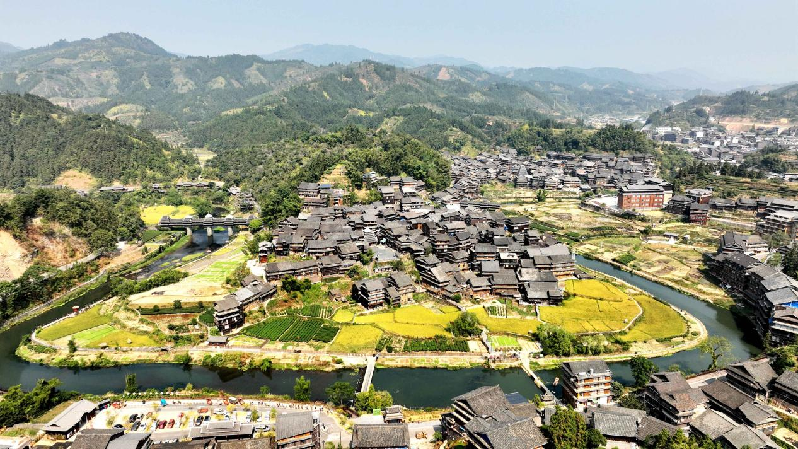 广西三江：沃野环抱村屯 侗寨秋色如画