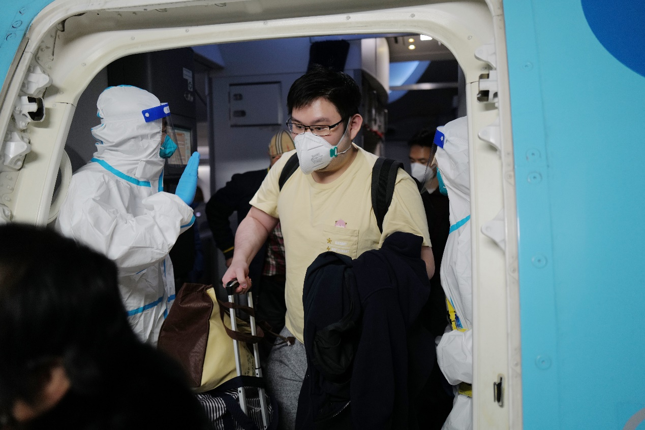记者探访：新冠病毒感染实施“乙类乙管”首日 入境旅客顺利通关