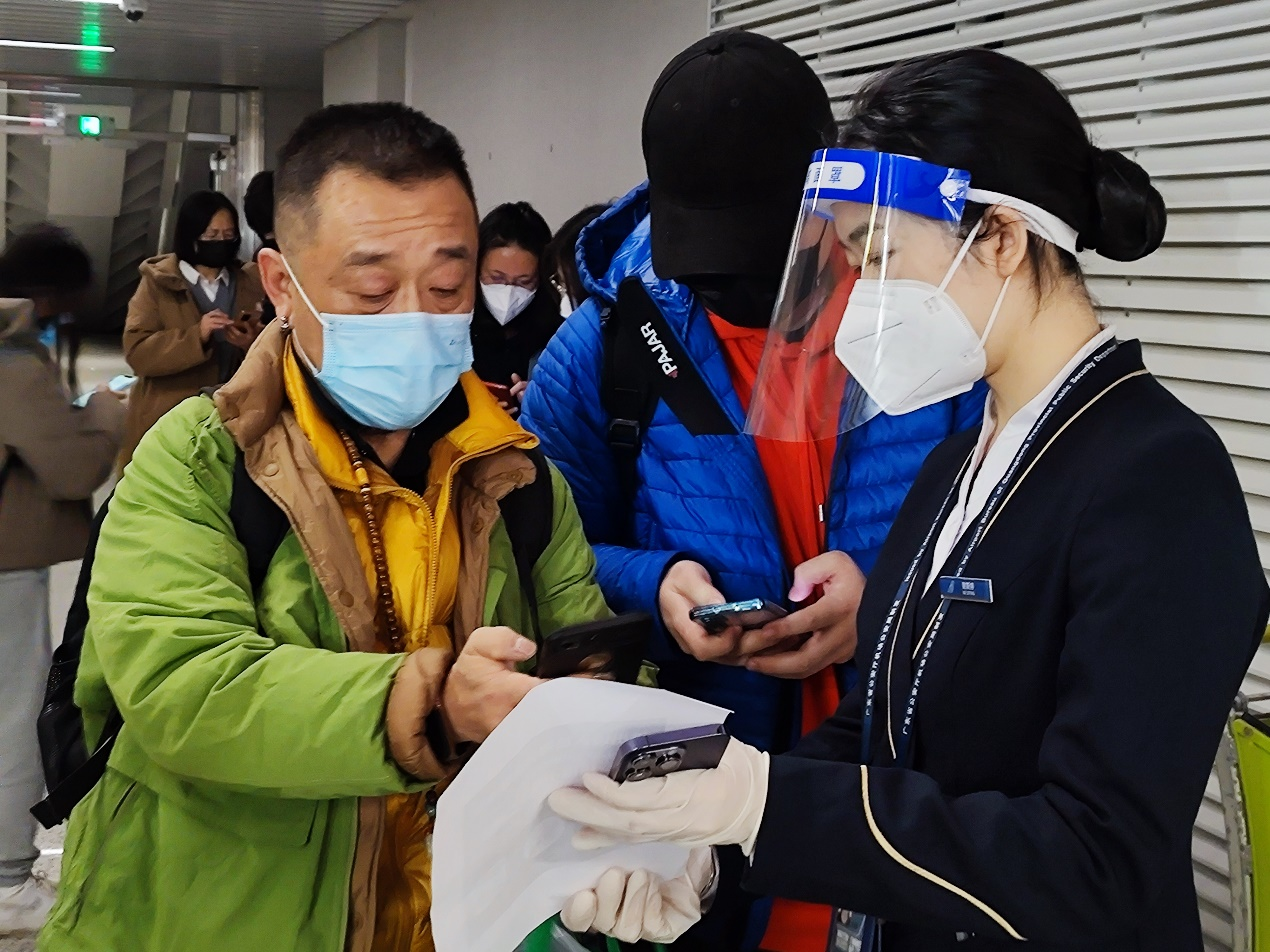记者探访：新冠病毒感染实施“乙类乙管”首日 入境旅客顺利通关