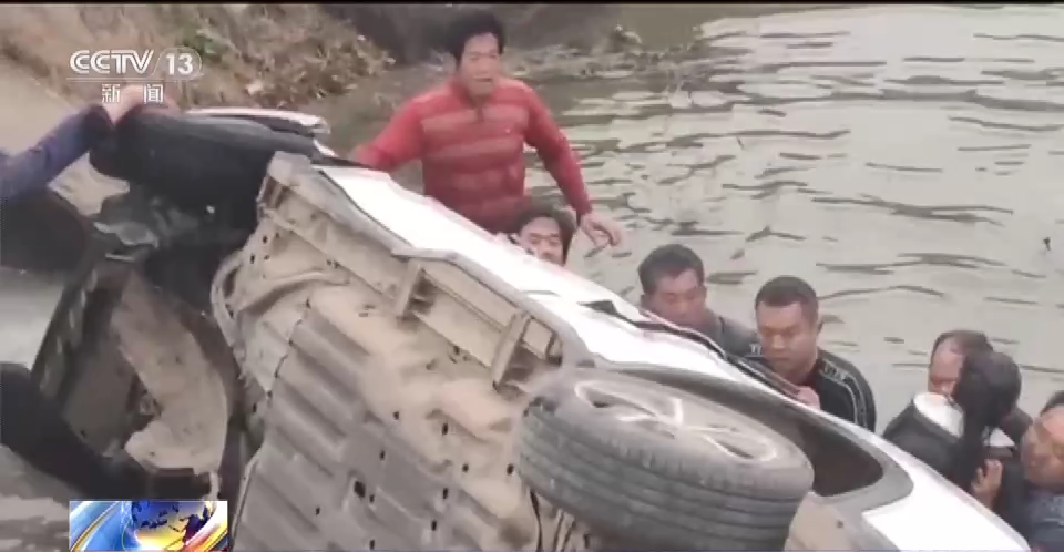 坠河中两人被困 村民“拔河式”救援