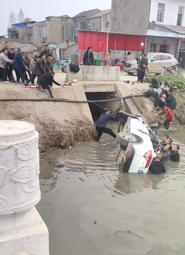 全网刷屏！一辆汽车翻入河中，40多名村民选择……