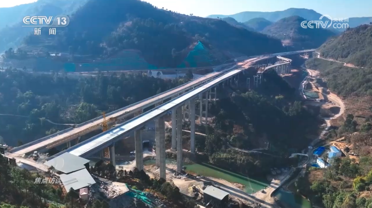 焦点访谈：中国路 峡谷“天路”