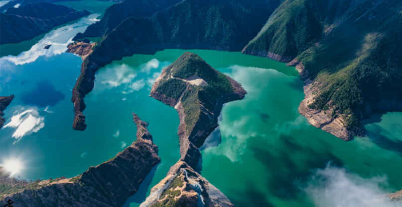 一川烟雨入画来|“悬崖江城”,大美雅江