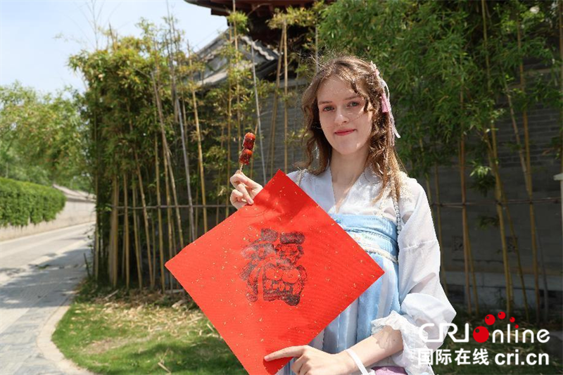 【2023打卡中国】穿汉服、品美食、赏非遗……外国网红“穿越”商丘古城（组图）
