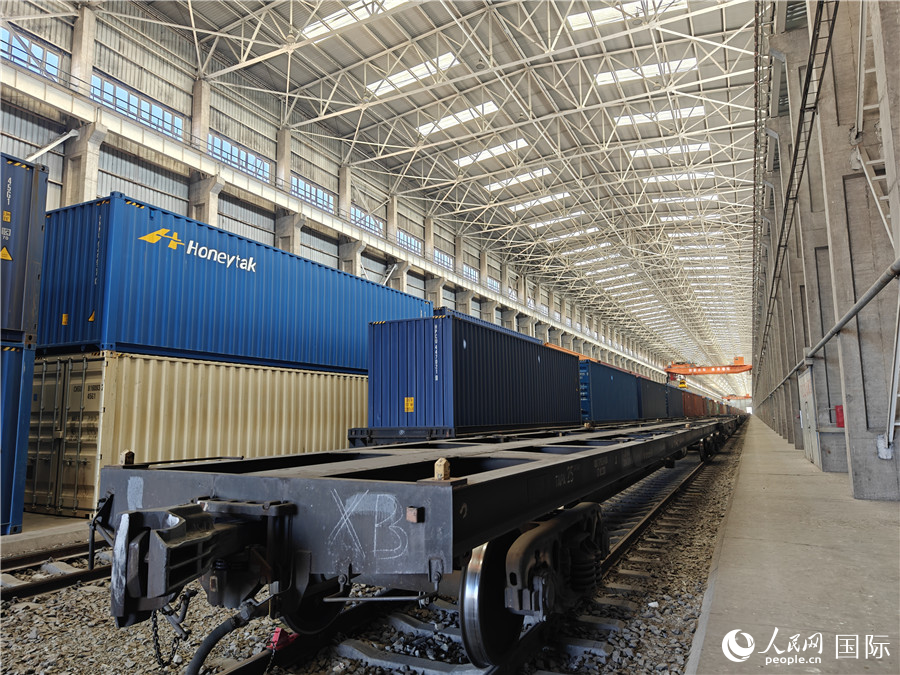 探访新疆阿拉山口铁路口岸：向西开放的前沿枢纽