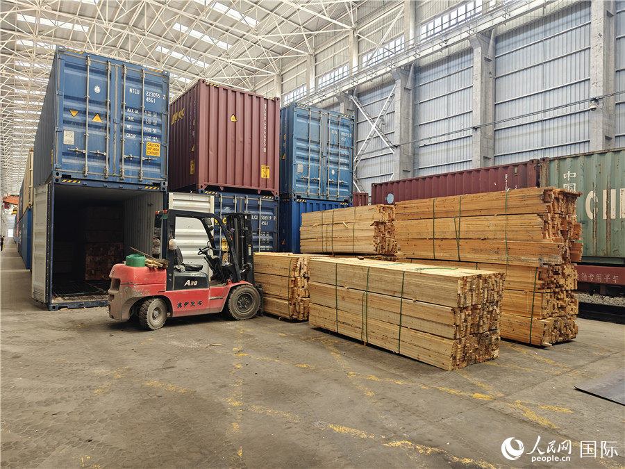 探访新疆阿拉山口铁路口岸：向西开放的前沿枢纽