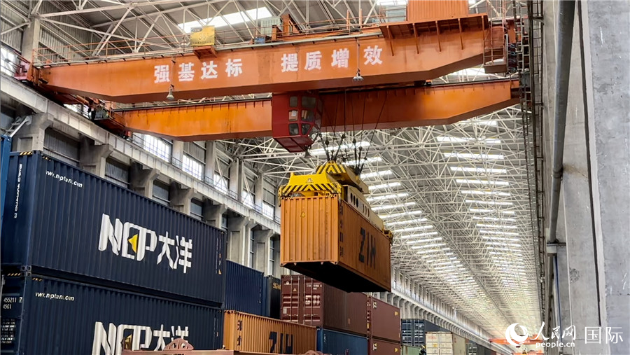 探访新疆阿拉山口铁路口岸：向西开放的前沿枢纽