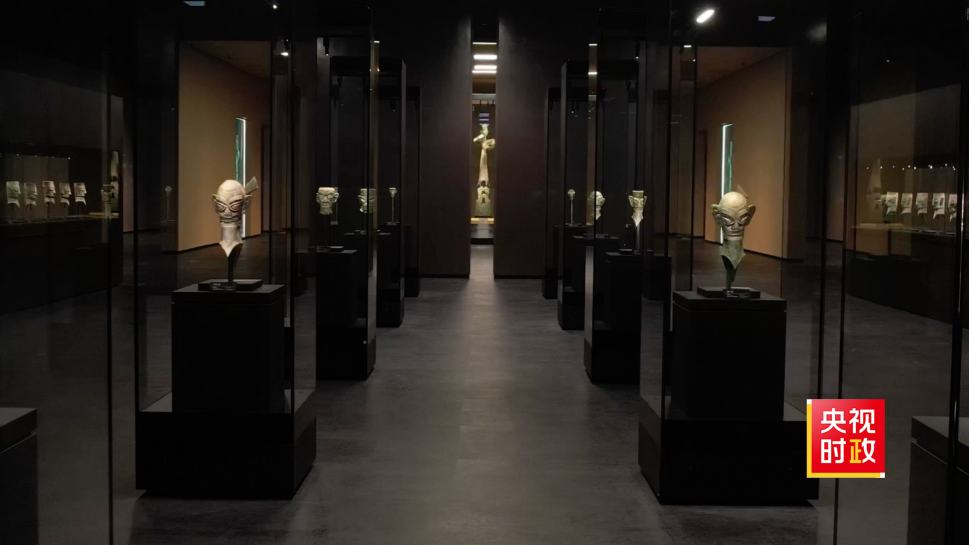 习近平四川行丨探索“古蜀之光” 传承中华文明——走进三星堆博物馆 △新馆陈列面积2.2万平方米,展出文物1500余件(套),设“世纪逐梦”“巍然王都”“天地人神”三大部分。