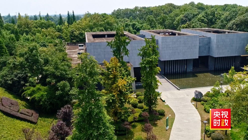 习近平四川行丨探索“古蜀之光” 传承中华文明——走进三星堆博物馆 △2021年正式投入使用的三星堆文物保护修复馆,坚持保护修复与考古研究同步进行,馆内分文保工作区和参观区。