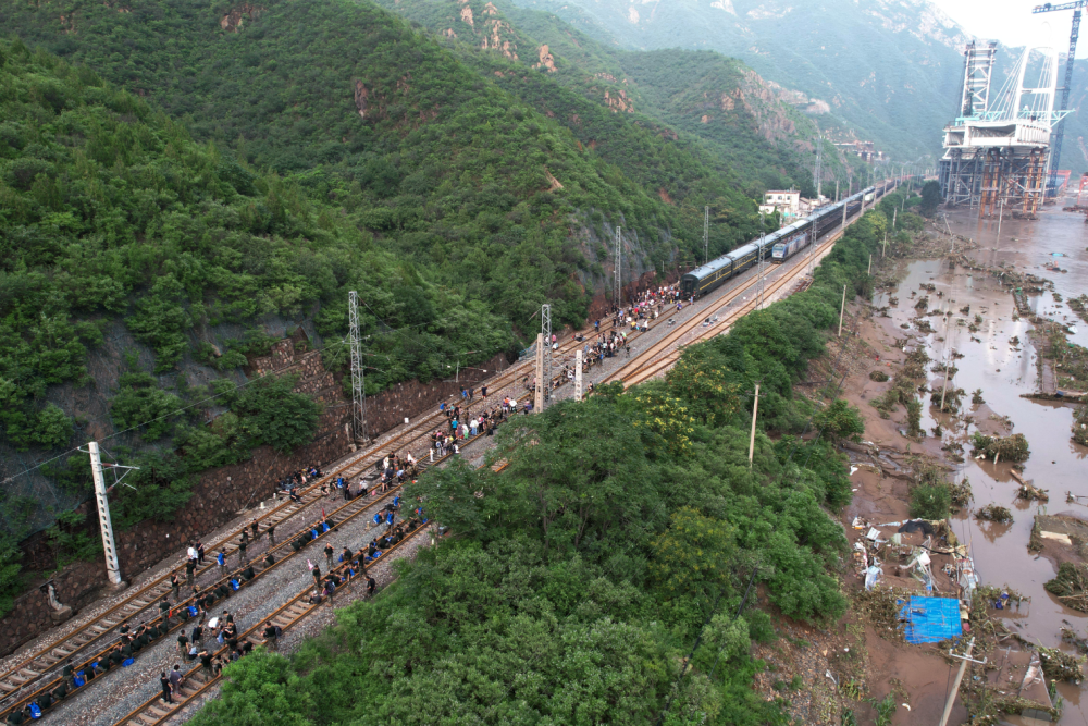 风雨同路渡难关——记丰沙线三趟列车旅客滞留转移疏散