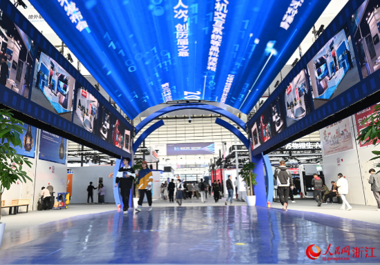 数字之光点亮未来 乌镇峰会筑梦十年 11月7日上午,2023年世界互联网大会“互联网之光”博览会在浙江乌镇开幕。人民网记者 叶宾得摄11月7日上午,2023年世界互联网大会“互联网之光”博览会在浙江乌镇开幕。人民网记者 叶宾得摄