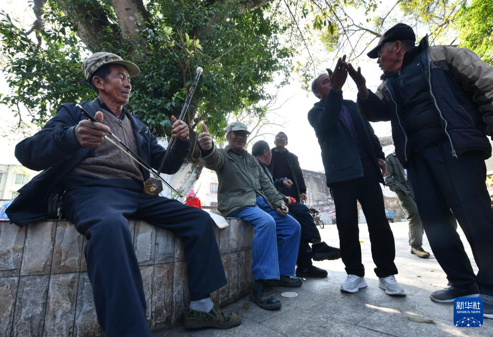 广西鹿寨：圩日山歌倡新风