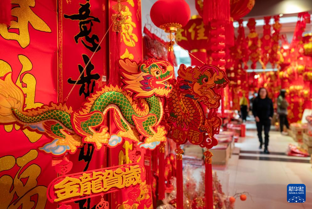 云南昆明:节日饰品走俏 喜庆年味渐浓