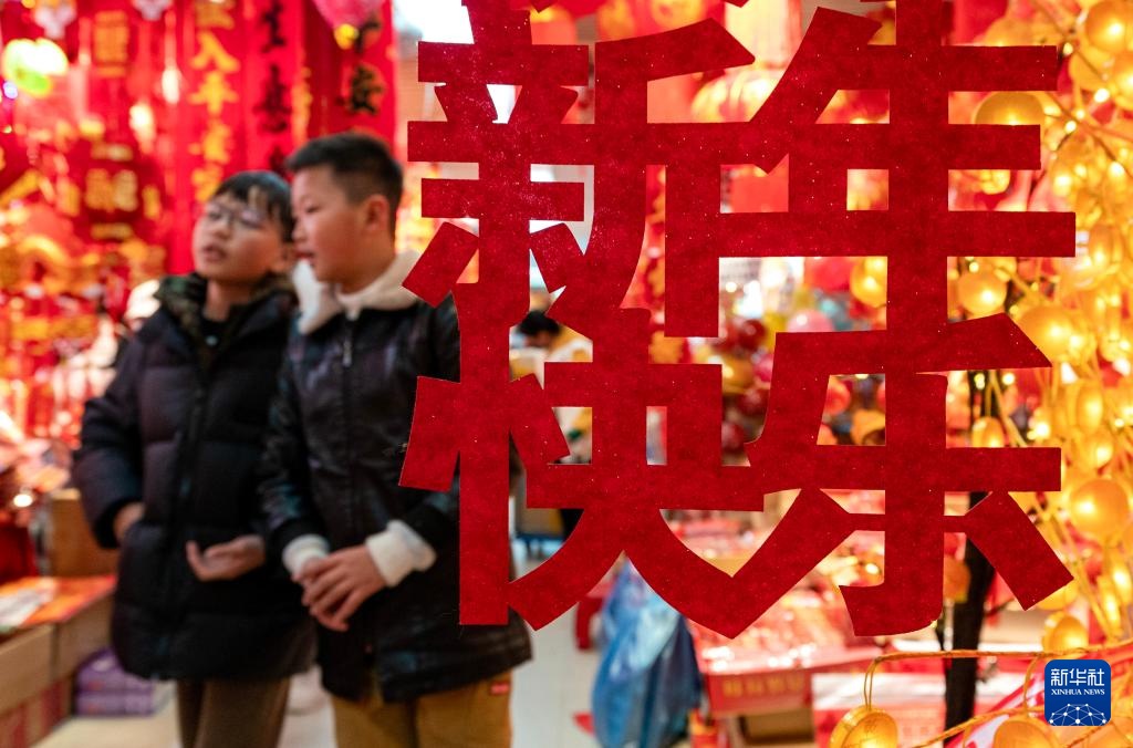 云南昆明:节日饰品走俏 喜庆年味渐浓