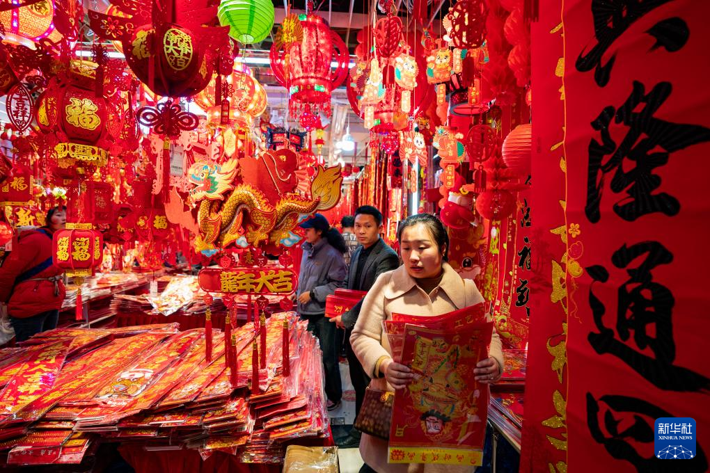 云南昆明:节日饰品走俏 喜庆年味渐浓