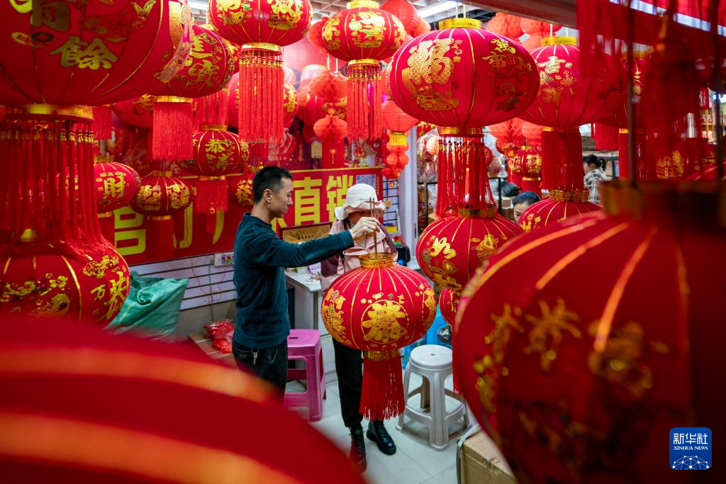 云南昆明:节日饰品走俏 喜庆年味渐浓