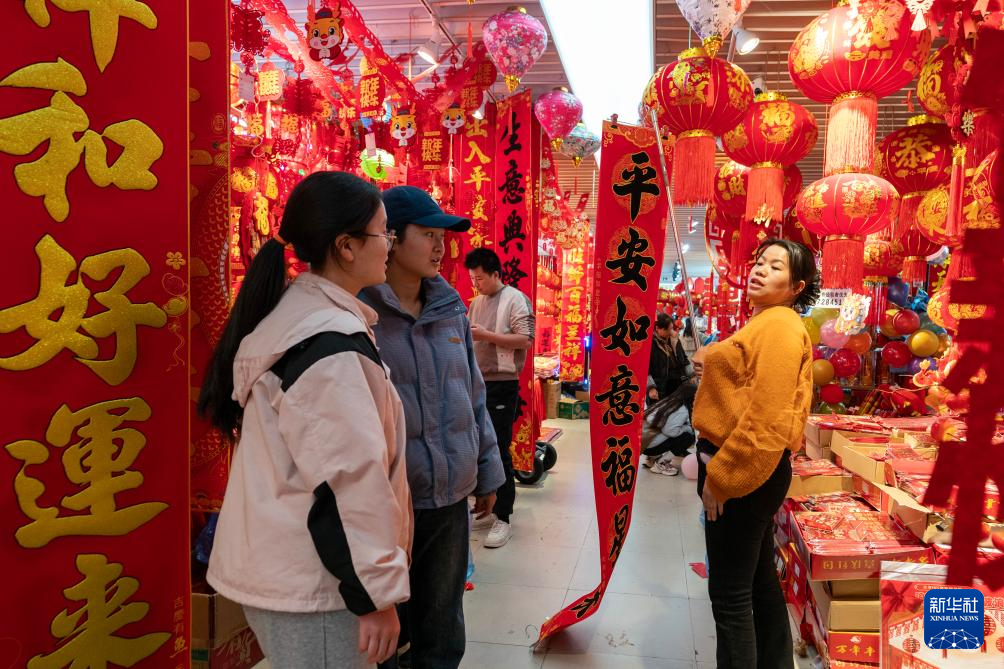 云南昆明:节日饰品走俏 喜庆年味渐浓