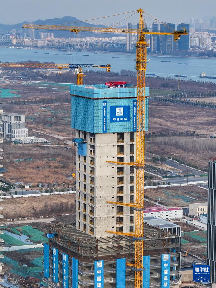江苏南京：“空中造楼机”助力智能绿色施工