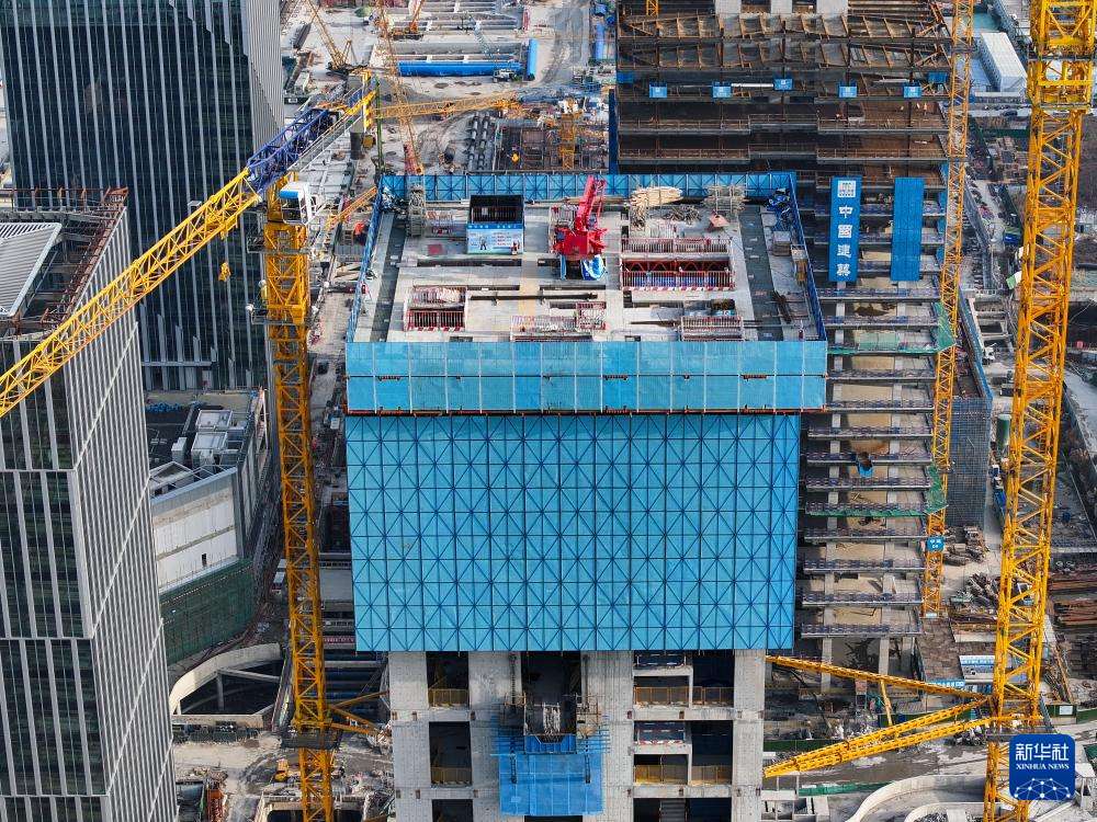 江苏南京:“空中造楼机”助力智能绿色施工 _光明网