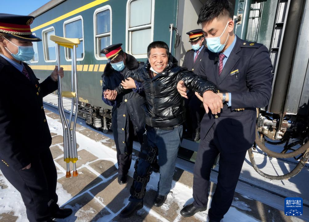 新春走基层丨穿冰卧雪——“东极列车”的温暖故事