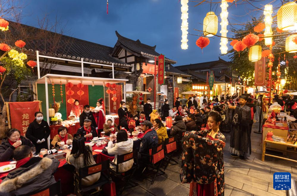 成都：宽窄巷子里的“年夜饭”