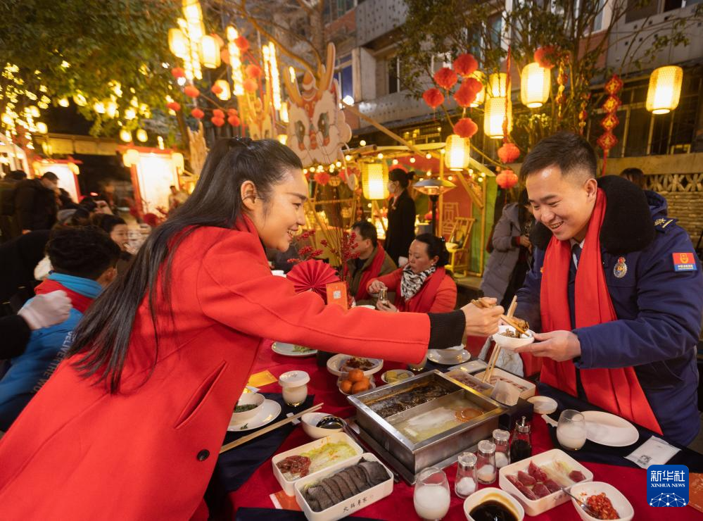 成都：宽窄巷子里的“年夜饭”