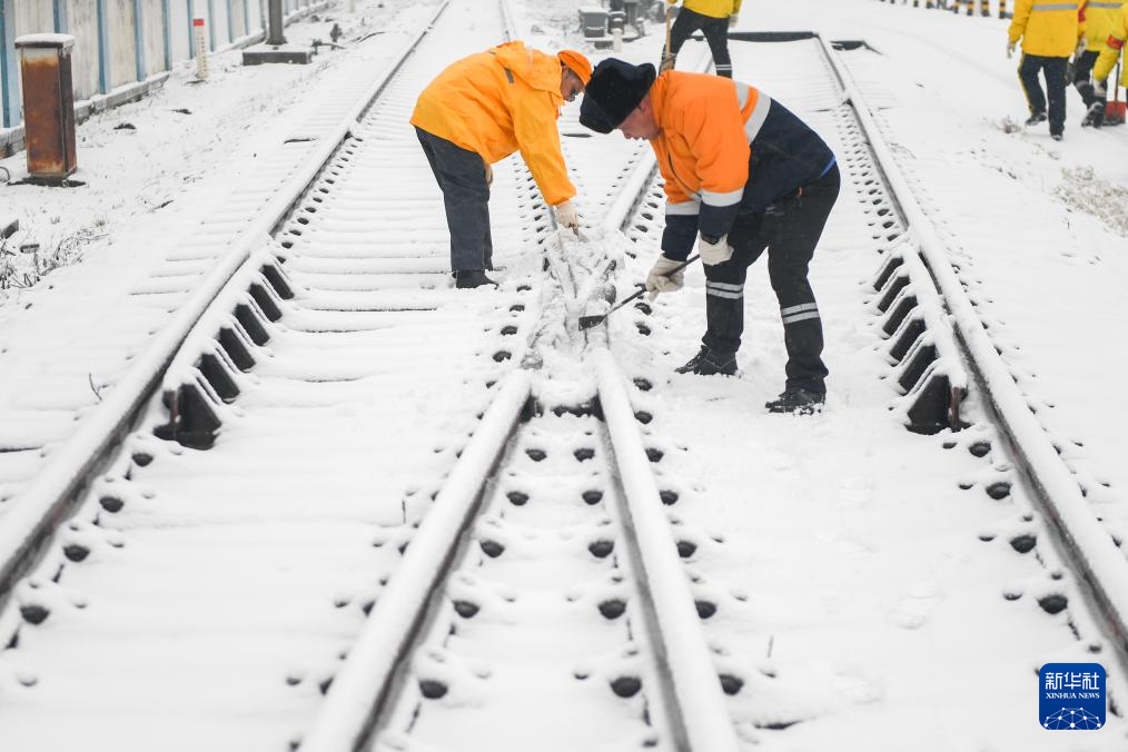 新春走基层 | 武汉：清冰除雪守护平安出行