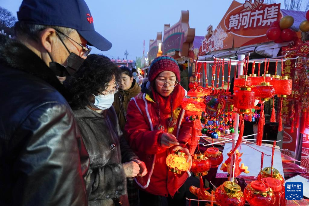 新春走基层|逛大集 购年货 热闹迎新年
